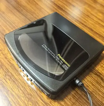 最近，终于蹲到了心心念念的随身听了。一直在挖煤姬想淘一台松下的xp50CD随身听，但一直没有机会，偶然去日淘搜索，居然看到了一台，感觉价格品相都不错，于是没有犹豫立即下单拿下，收到货试听，正常播放，开心！挖煤姬，值得点赞。?