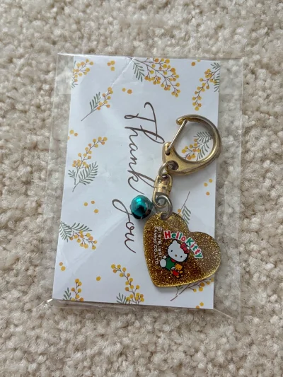 在挖煤姬买了很多hellokitty了 毛绒挂件比较多 发现钥匙扣也很可爱呀！比较少见 包装得也很好！竹蜻蜓真的超方便！