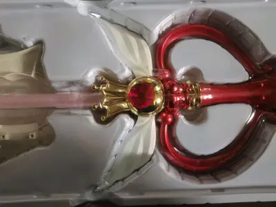 哇，居然买到了绝版的美少女战士魔法棒，又走了海运，保存完好，差点在海关被扣下，不过交了税费很快就放行了，打开包得很严实，开心！
