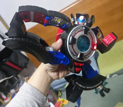 入手炎神战队滚轮GT玩具超满足！2种模式变形流畅，搭配声光特效超有代入感，复刻剧中名场面超带感，做工扎实，不愧是经典老物