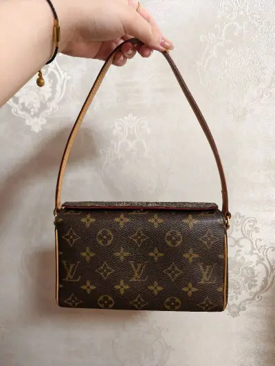 这款LV老花腋下包是经典中的经典！复古的老花面料质感细腻，包型挺括又能装，日常出门放手机、口红、粉饼完全够用，腋下背法自带法式慵懒感，搭配连衣裙或牛仔裤都超有氛围感。这次在挖煤姬海淘体验特别好，平台物流追踪清晰，客服响应也很及时，包裹包装得很严实，收到的包包成色和卖...