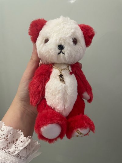 今夕何夕我竟然又开始买起了一弹生日熊
这个熊真的好可爱呀
毛乎乎的而且手感很软和
个人觉得比后面的短毛饼干熊萌很多
正好遇到好价于是美美拿下复数
脚侧的小细节生日和名字刺绣也很精致！
魔法少女吉伊宝宝粉粉的正好配我的粉色小裙子