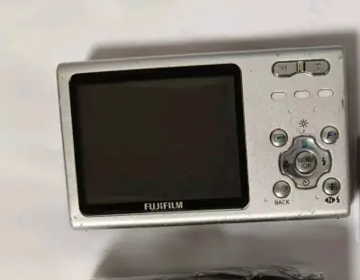 这次在挖煤姬切了富士和奥林巴斯的ccd相机，富士的相机不错，奥林巴斯的特别新，奶白色非常好看，功能还完好，很幸运在挖煤姬好价切到，挖煤姬打包很严实，物流走的ems，发货后一周左右收到，非常迅速。