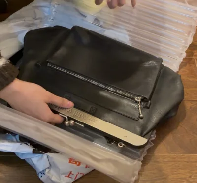 买到了心心念念的jean Pual gualtier高缇耶口金包，真的很貌美，喜欢好多年了，价格水涨船高，还是拿下了，挖煤姬发货很快，几天就到了，超级推荐！