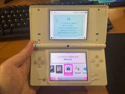 这次在挖煤姬入手的是一个白色的 ndsi，价格很便宜，虽然成色差了一点，但是屏幕还算不错，扬声器摄像头触屏也都正常，准备换个壳子，这个又用积分减了很多邮费，也第一次用合箱功能，和另一台 psp 一起拉回来的，玩起！