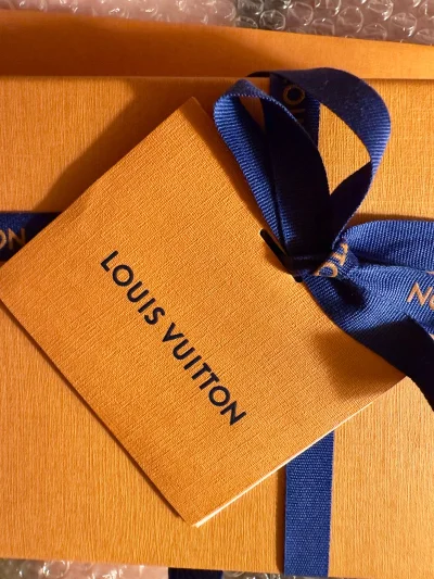 可以说是白菜价买到的这个LV小包，是Virgil Abloh接手LV男装后2019春夏的限定款，橙色链条是他标志性的街头潮流设计语言，可惜人英年早逝，真的很喜欢他的设计语言。全新全套，被我捡漏了，真的是运气好。感谢挖煤姬。