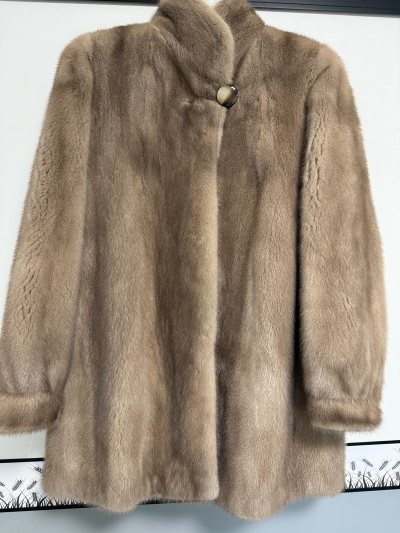 因为第一次使用，也没搞明白拍照服务，也没有搞清楚物流问题，稀里糊涂拍了一件自己特别喜欢的，到手真的是绒超级超级厚，整体没有任何瑕疵，摸起来特别舒服，穿起来也特别保暖，超级喜欢的第一件海淘貂，特别满意