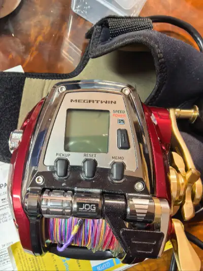 瞬间，它的份量感就扑面而来。670克的自重握在手中沉稳踏实，全金属机身和大型线杯彰显着为巨物而生的基因。正如卖家所述，机身确有几处细微的运输划痕，但完全不影响整体质感，反倒增添了几分硬核工具的粗犷美。原装旋钮和改装好的钓武者动力线轴旋钮都在，后者握感饱满，防滑纹理在...