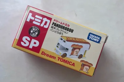 这款多美卡小车以1:64精致比例打造，合金车身搭配萌趣面包小偷图案，漆面细腻、细节逼真，兼具把玩与收藏价值。感谢平台的专业服务，从海外甄选到安全送达全程省心，高效响应+稳妥包装，让稀缺好物轻松入手，这份用心值得满分信赖！