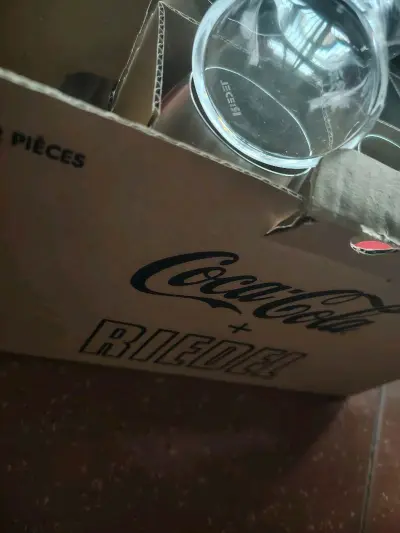 又是一箱子满满当当的可乐杯，这东西是越来越少 整箱的货更是不太多见，自己买了很多次 每次还是觉得很香，赞一个