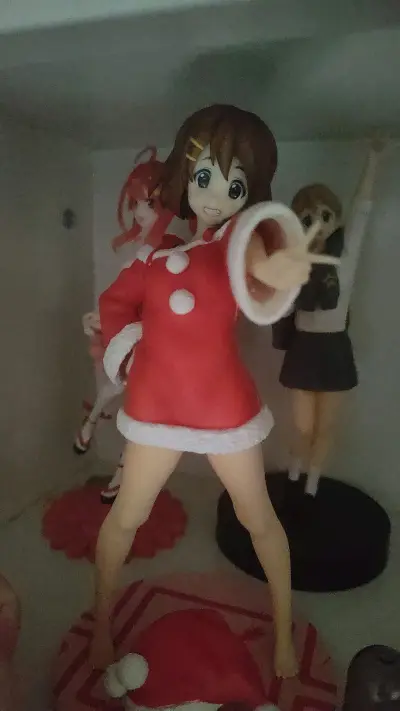 在挖煤姬淘到的轻音少女平泽唯手办跟孤独摇滚小孤独的娃娃到了 没有损坏很好。跟描述的一致 收集进度又加一了，真好 希望以后能收到更多好价的喜欢物品