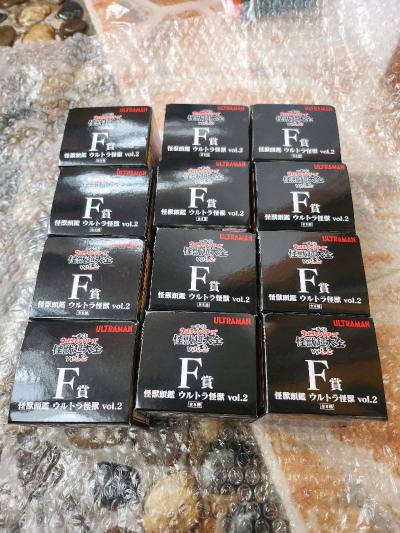 一番赏奥特曼冰箱贴的第二弹，玩具的细节做工依旧扎实，漆面光滑没有毛刺，完全复刻了昭和特摄片里的怪兽质感，摆在收藏柜里太有排面了。物流包装很用心，没有一点磕碰。