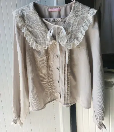 ✨ 挖煤姬这次的海淘体验直接拉满！Honey Cinnamon这件樱花粉衬衫完全是量产型天菜，超大蕾丝翻领带着精致的波浪边，领口的丝带系带又添了几分乖巧感，面料垂顺柔软，贴身穿也舒服，温柔又百搭。
majoretty的黑白格纹裙更是地雷系本命裙，经典的黑白格纹自带复...