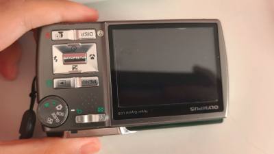 这台二手的奥林巴斯u830是我近期淘到的宝藏！复古的绿色机身颜值超高，揣在口袋里完全不占地方，日常出门扫街、记录生活都很方便。成像自带一种CCD特有的胶片感，色彩柔和又有氛围感，拍出来的照片发朋友圈收获了好多赞?
平台的体验也超出预期，商品描述和实物完全一致，成色很...