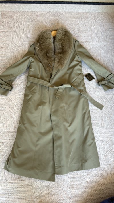 第一次用挖煤姬淘衣服 完全没有经验忐忑的下单了，经过十多天今天终于收到件啦！特别特别漂亮的一件衣服?而且在挖煤姬上淘特别性价比！衣服毛毛很顺滑颜色很漂亮 穿上也很修身 而且像卖家描述的一样没什么瑕疵 特别满意 又立刻下单了好几件别的衣服 期待到货！！挖煤姬我们爱你！...这件衣服也是我第一次用挖煤姬淘的 当时也是心一横不管了直接下单选择相信挖煤姬 结果收到真的很惊喜！和卖家图片一模一样 而且详情页描述也很真实 衣服质量看起来很好 里面的毛毛很暖和 甚至这件还带吊牌！挖煤姬入手不亏！收到货真的很惊喜 我宣布