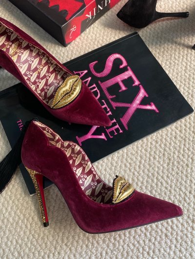 非常好的服务非常好的鞋子，在这里买过很多次鞋子了每次都很满意。CL的鞋子从来不让人失望，细节处理得很好，尺码也刚好