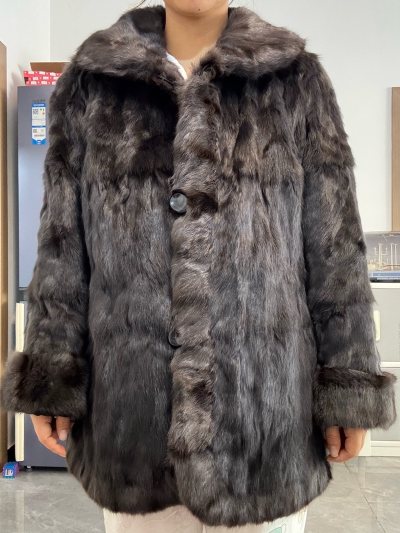 超柔软，很轻婴儿都可以触摸的程度。没想到会买到这么合心意的皮草，再次感谢您！和卖家图可以说无差别甚至更好。