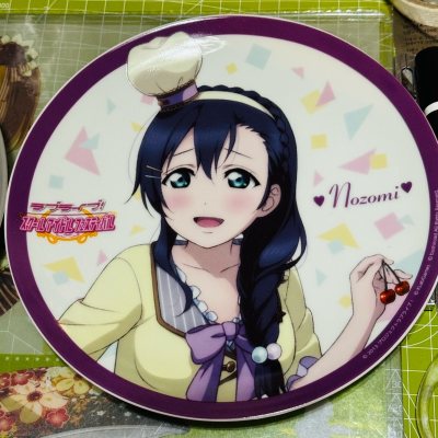 这次在挖煤姬淘到的东条希主题餐盘真的太惊喜了！?
从下单到到手全程都很省心，物流速度比预想的快很多，包装也特别严实，拆开时一点磕碰都没有。盘子的印刷超清晰，希酱的表情和细节都完美还原，色彩鲜艳又细腻，摸起来质感也很棒，摆在桌上看着就心情超好！?
挖煤姬的煤炉代拍体验...