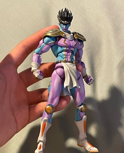 【挖煤姬海淘：第四部白金之星】这款四部的白金之星修长精悍，淡紫涂装让肌肉线条更显凌厉。关节可动性显著提升，腰部扭转能轻松摆出蓄力挥拳的动态。与第三部相比，体型更还原漫画后期画风，整体更显敏捷。挖煤姬的打包依旧可靠，外盒八角尖尖，EMS线路两周安稳到手。作为承太郎成长...