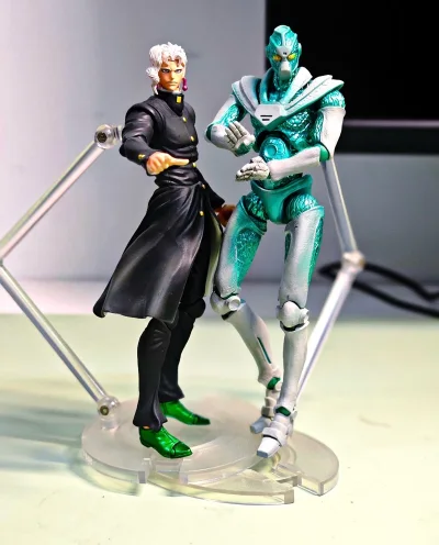 【挖煤姬海淘：花京院】这款异色手办令人满意。实物精准还原了决战的黑色学生制服与白色卷发造型，头雕沉静的神情刻画到位。关节松紧度恰到好处，既能稳稳支撑JOJO立，也能摆出释放“绿宝石水花”的预备姿态。