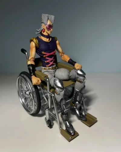 【挖煤姬海淘：第五部轮椅波鲁那雷夫】这款手办精准捕捉了角色沧桑而坚毅的神韵。实物对轮椅的机械细节与银色长发的刻画十分到位，服装的旧化涂装增添了故事感。关节设计巧妙，能稳定还原坐在轮椅上的各种姿态，附属的箭与沉思表情头雕更是点睛之笔。