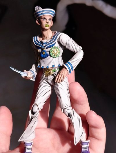 【挖煤姬海淘：东方定助】这位第八部的主角实物造型极为独特！水手服涂装精准，关节设计兼顾了可动性与稳定性，能自然摆出JOJO立。挖煤姬的打包依旧严实，外盒八角尖尖，海运线路约三周安稳送达。作为系列承前启后的新篇主角，这款手办完美捕捉了定助那份温柔而坚定的独特气质。