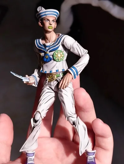 【挖煤姬海淘：东方定助】这位第八部的主角实物造型极为独特！水手服涂装精准，关节设计兼顾了可动性与稳定性，能自然摆出JOJO立。挖煤姬的打包依旧严实，外盒八角尖尖，海运线路约三周安稳送达。作为系列承前启后的新篇主角，这款手办完美捕捉了定助那份温柔而坚定的独特气质。