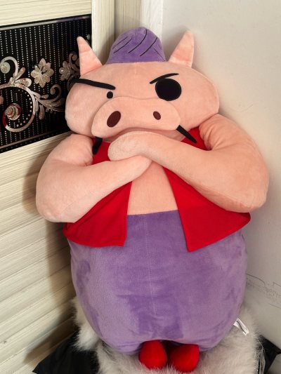 这是蜡笔小新的脑洞搭档肥嘟嘟左卫门，软fufu的超大抱枕款，贱萌的表情+嚣张的抱臂姿势，往那一放就是快乐源泉，摸起来超治愈～