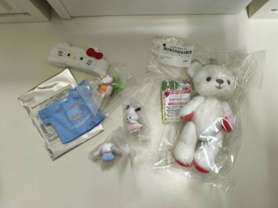 挖煤姬挖煤姬1月分享来啦，这次买了kitty联名魅特熊发带，可可爱爱，山姆企鹅魅特熊熊衣，玉桂狗和帕恰狗的扭蛋摆件，白色的草莓蛋糕魅特熊品相很正，猫咪老师折纸青蛙挂件也很特别，喜欢，还会继续支持的！