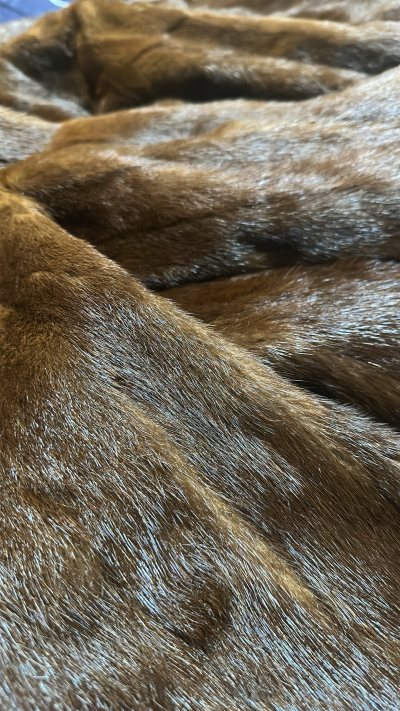 这次买到的颜色很好看，很喜欢。大大的很宽松，整体质感不错，很有光泽，ems也很快，我觉得很好很好。很满意的购物。给一个大大的赞！