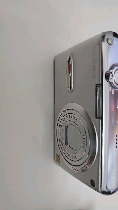 刚在挖煤姬淘到台松下fx07，银色机身超有质感！720万像素拍夜景也清晰，28mm广角装进口袋，随手拍都是胶片感，太爱这台小相机啦！