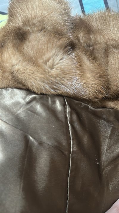 材质很柔软，摸着很顺滑，颜色也很不错，清清淡淡的，上面的小圆球很可爱，内衬搭配的不错。整体觉得很不错的一次购物，ems很快。