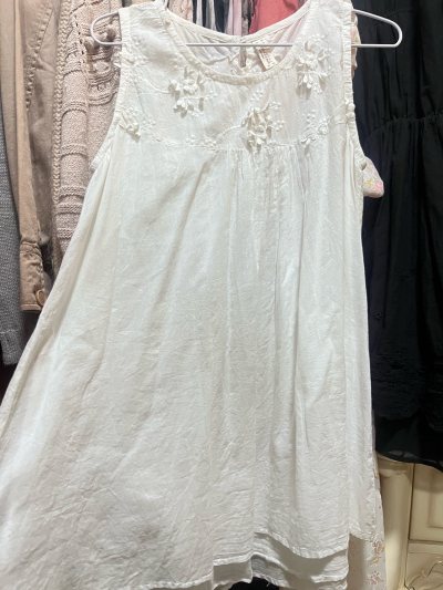 又一次淘到漂亮的衣服，超级的森系，立体花好漂亮，成色也非常的新，面料也非常的舒服～在一次感叹在挖煤姬可以淘到很多好东西，物流也非常的快～不错不错