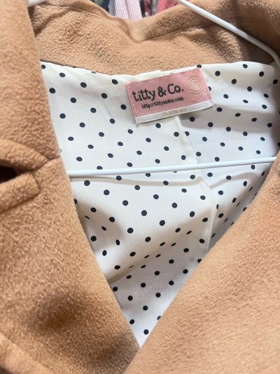 切物非常的方便，而且物流也非常的快，这场淘到了非常好看的大衣，颜色非常的喜欢?而且质感也非常的棒，和卖家描述的一致，很感谢出物！