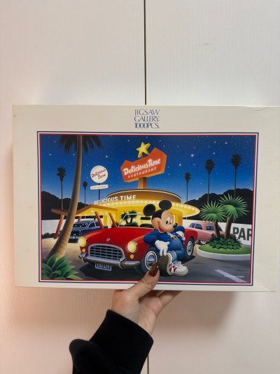 今天又收到竹蜻蜓啦，只有一幅图～是1000片的迪士尼噢～这个蓝调天空好好看！靠着小汽车，这个系列的图都是很好看的，喜欢