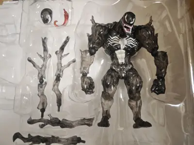 这次购买的又是海洋堂透明毒液，海洋堂特化的漫画式夸张造型，配上本身彩透的设计，有种独特而狂野的美感，正因为日淘的便利才是我拥有了它