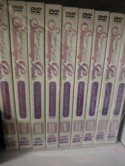 拆开快递的瞬间，次元壁仿佛被打破！选中的动漫立牌印刷细腻，色彩和官图零偏差，边缘打磨得光滑无毛刺；配套徽章的珐琅工艺质感拉满，别在包上瞬间成为吸睛亮点。翻找款式时，店铺分类清晰，冷门角色周边也能轻松找到，客服还耐心解答了材质疑问。把喜欢的角色“带回家”，不仅是收藏，...