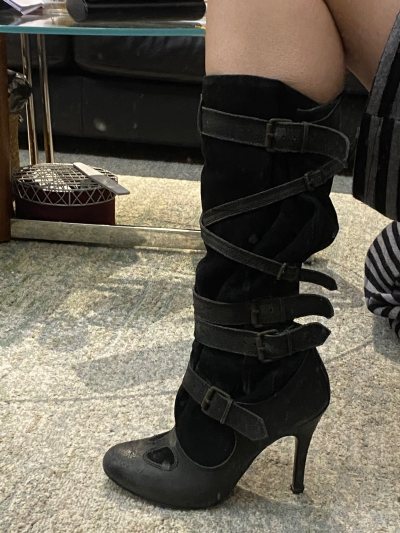 好价淘到了一双超美的靴子，成色也很不错，非常非常的值，希望以后还能淘到这样的好货，卖家打包一直很好，基本上都有泡泡纸，期待下一次开箱～