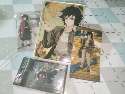 谁懂啊！蹲了好久的富冈义勇周边终于到手了✨ 一拆开快递直接幸福感拉满！
 
这次入手的四个亚克力立牌个个都是精品：
 
- 太阳城系列的金色立牌在光下闪闪发光，现代装的义勇太帅了！
- A赏大立牌质感超厚实，摆在桌面直接C位预定。
- 新年系列拎袋子的造型又乖又萌，...