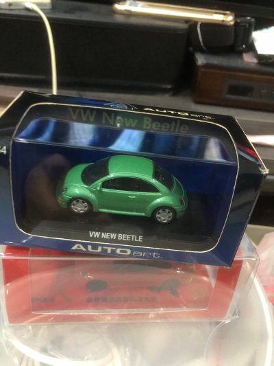 オートアート　1/64 フォルクスワーゲンニュービートル　グリーン 非常感谢?完美无缺的，没有任何问题。快十多年的老车仔了，还能保存的这么好。快也也也快快快。赞???。还买买买