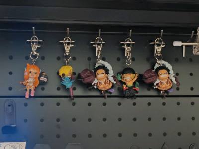 在wcf质量普遍下降的情况下 这个时间段把更多的注意力投入到了钥匙扣这一块，去年蛋头岛草帽团做工就让人眼前一亮，这次的鬼岛三战力，到手也很满意，期待未来更多的新品