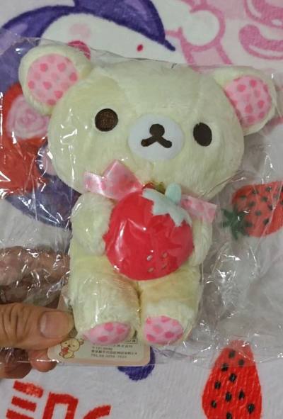 超可爱的抱着小草莓，粉色的爱心耳朵，而且是长绒毛熊妹和睡衣派对系列长绒毛熊妹，蝴蝶结和星星很细节。挖煤姬竹蜻蜓一如既往快。