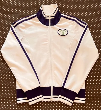 买到了3个阿迪的古着 成色都非常好 非常的好看 而且价格超级便宜 非常推荐这个平台 3个一起不到3张  而且包装的真的很好 很厚 