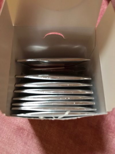 箱子特别严实 东西都安全到达啦！时效还是挺快的 竹蜻蜓还包税特别安心 已经是第六次使用竹蜻蜓啦 这次特别开心特别幸运切到一盒没拆过的吧唧 特别美萌的两个老婆 我喜欢你樱花妹！