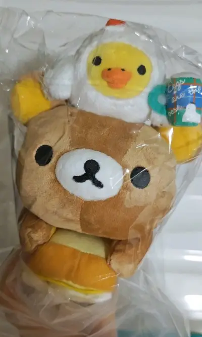 2024年购入的轻松熊三周年系列，熊哥头上有一只小黄鸡，手里抱着煎蛋，熊妹头上有蝴蝶结，手里捧着小黄鸡，挖煤姬物流还是快，泡沫也多。