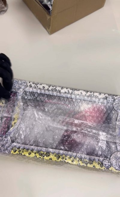 从挖煤姬下单的娃娃今天一起送到了。开箱看了下，每个的品相都很好，没有发现瑕疵。

仓库发货前提供的实物照片很清晰，把所有角度都拍到了，这点让人很放心。包装也很仔细，每个娃娃都单独用气泡膜包好，外面还有加厚纸箱。

物流大概用了二十天左右，途中每个步骤都有通知，能看到...