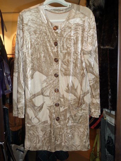 买到非常满意的衣服，成色新质感好，回来狠狠拍照了，被同事们都夸了。会把挖煤姬这样的好平台分享给各个喜欢逛街的好友，太省心太方便了