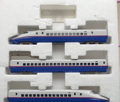 这次在雅虎拍卖上买到了jr东日本的e2系和e5系比例火车基本组，e2的年份比较久远但保存的很不错，e5虽然是十年前的产品但基本没有使用痕迹，快递十几天就到了，真的很赞这次购买！