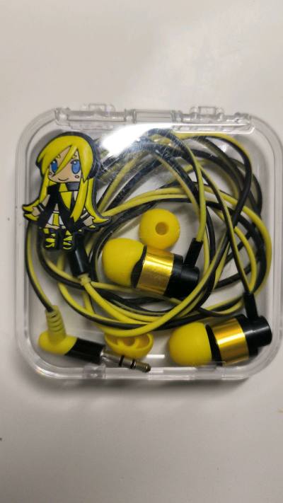 刚入Lily黄黑色有线耳机！配色超吸睛，音质清晰低噪，线控顺滑，佩戴也舒服。百元内性价比不错，学生党闭眼冲～ 