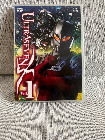 这次在平台上买了一盒赛文X光碟  非常稀有的一版  回来跟特典凑齐一套了  成色非常新  打包很好 没有损坏  因为就买了这么一个东西 很轻很小 所以选择了竹蜻蜓快递  十几天到手  非常满意！